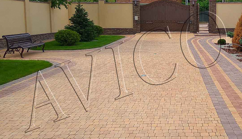 Затишний та сонячний двір з вібролитою плиткою